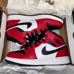 Air Jordan 1 Mid Chicago Black Toe
